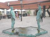 the statue from the artist David Černý in front of the Kafka Museum which embodies the East and the West (quite controversial!)